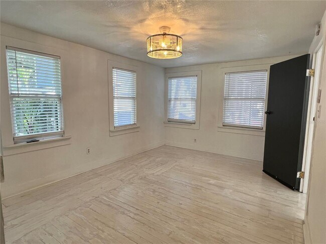 Building Photo - 1314 1/2 E Gore St