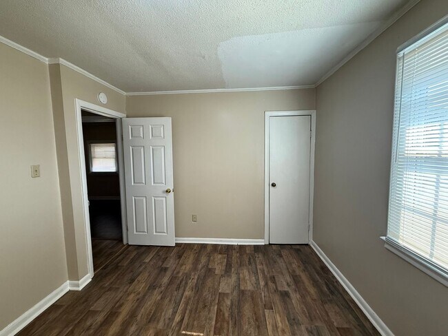 Building Photo - Fully Renovated 3-Bedroom, 1 Bathroom Home