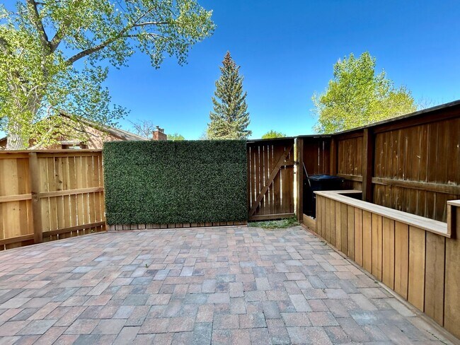 Building Photo - Beautiful & Bright Corner Condo in North Boulder