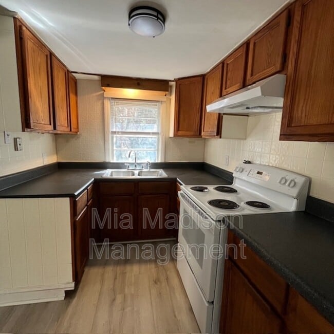 Building Photo - 40 Wesley St