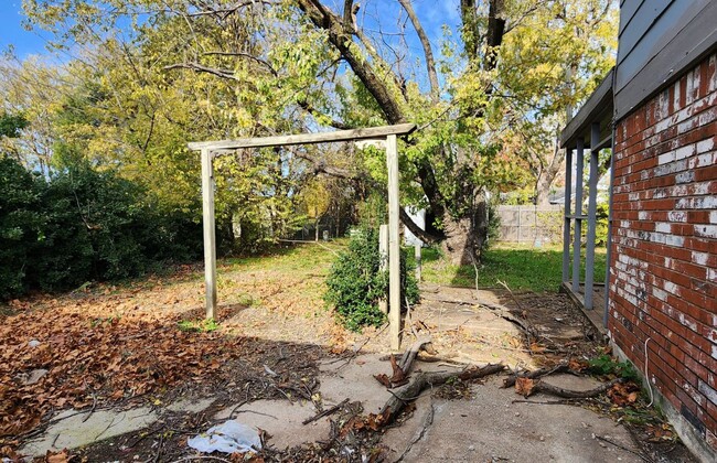 Building Photo - 5 bedroom 2.5 bath - Accepting Housing Vouchers