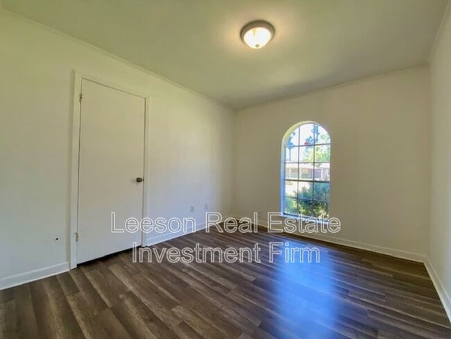 Building Photo - 121 Tooke Dr