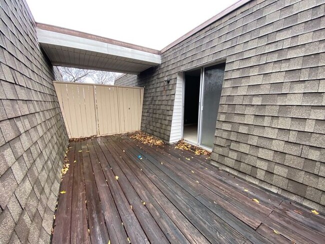 Building Photo - Large 2 Bed 2.5 Bath Apt in Green Hills - ...