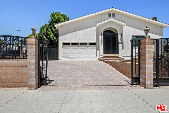 Building Photo - 12643 Archwood St