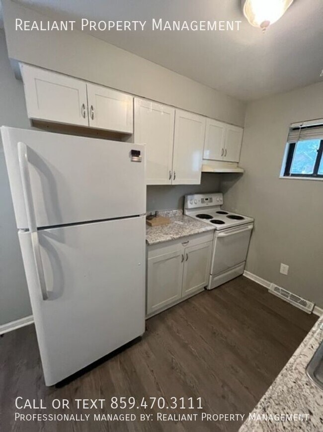 Building Photo - 487 Whispering Hills Dr