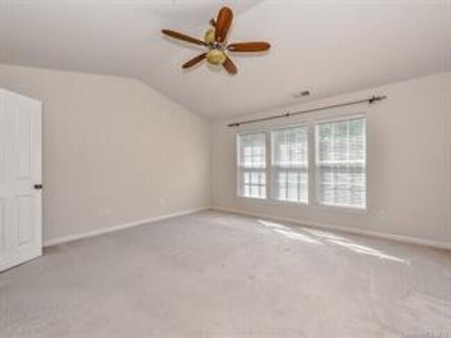 Building Photo - Beautiful Townhome located in the Blakeney...