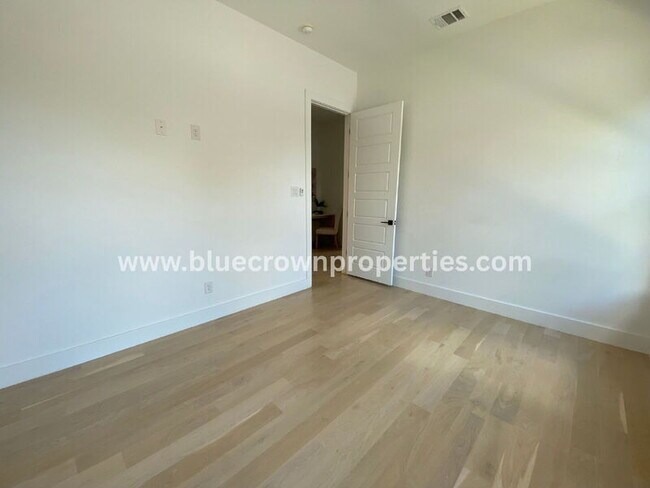 Building Photo - 807 S Glasgow Dr