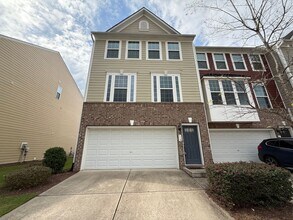 Building Photo - Stunning 3BD, 2.5BA End Unit Durham Townho...
