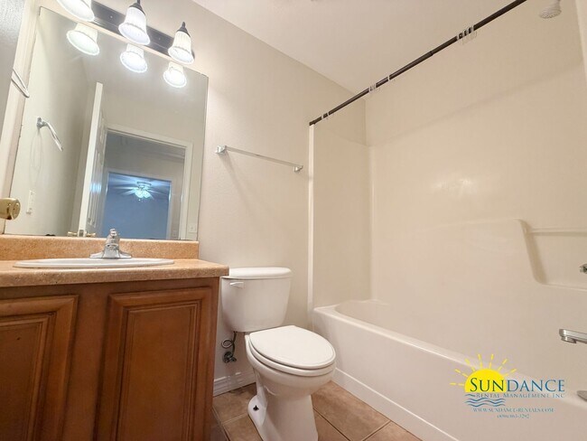 Building Photo - Updated 2 Bedroom in great Fort Walton Beach location!