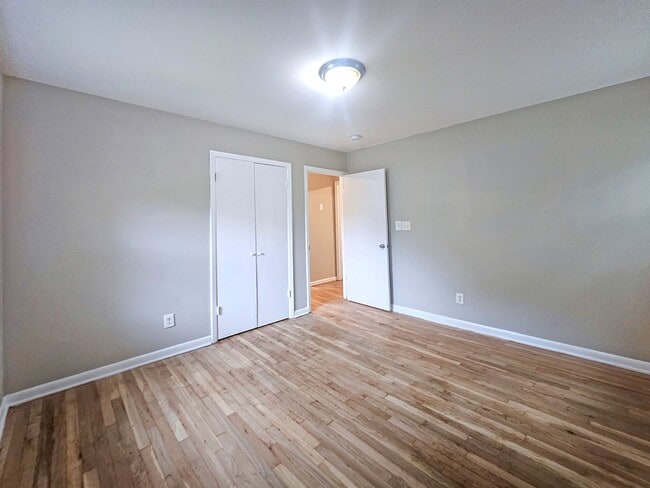Building Photo - Spacious 4 Bedroom Home Near University Av...