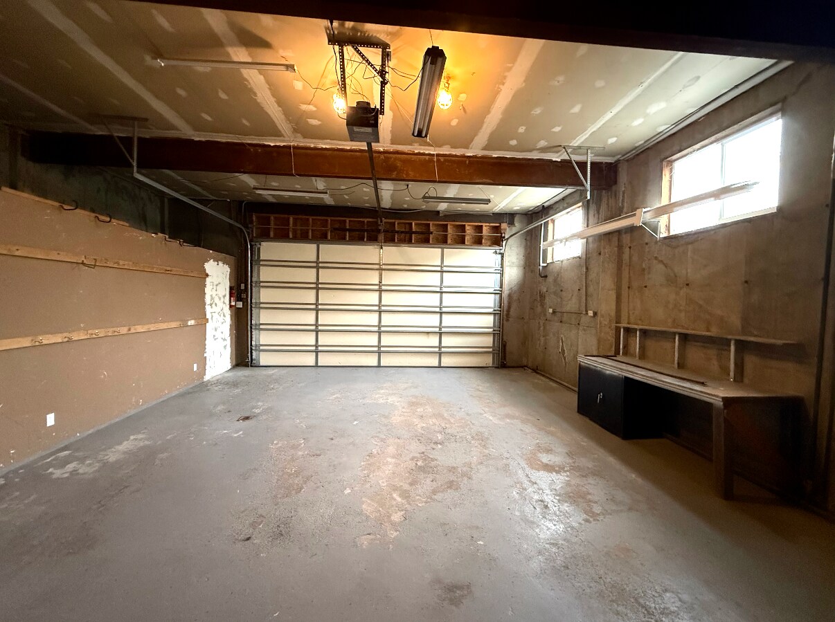Building Photo - 1512 E 8730 S