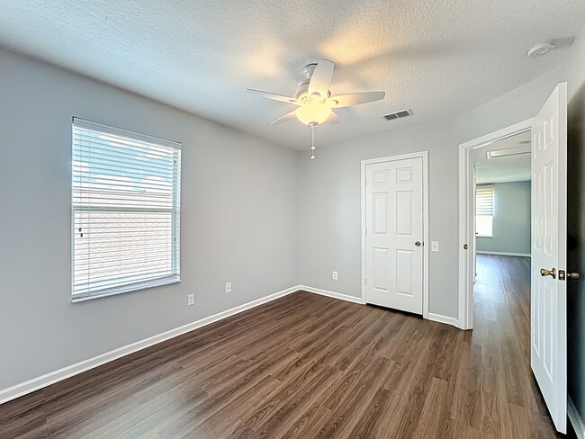 Building Photo - 3235 Falcon Point Dr