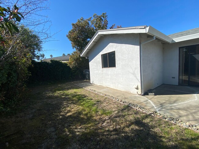 Building Photo - Quiet Duplex Near Z'Berg Park.