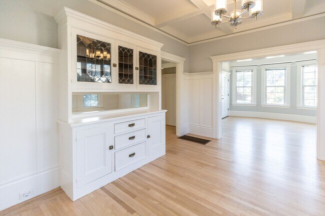 Building Photo - Large updated 2 bedroom, walk to Downtown,...