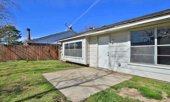 Building Photo - 14239 Montaigne Dr