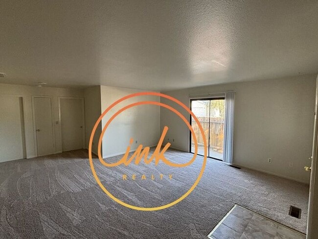 Building Photo - Charming Duplex in Quiet Dayton Neighborhood!