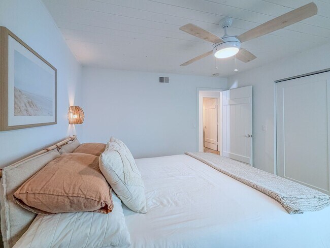 Building Photo - 4954 Dolphin Way