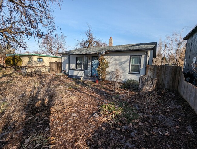 Building Photo - Cozy 2 Bedroom Cottage w/ Close Access to ...