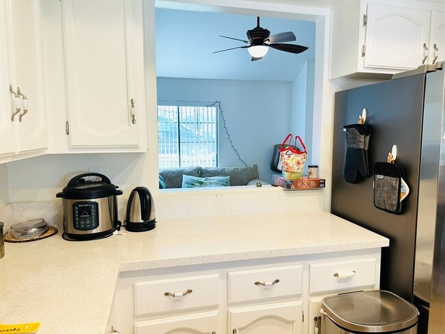 Building Photo - Updated Townhome Close to LLUMC & VA Hospital