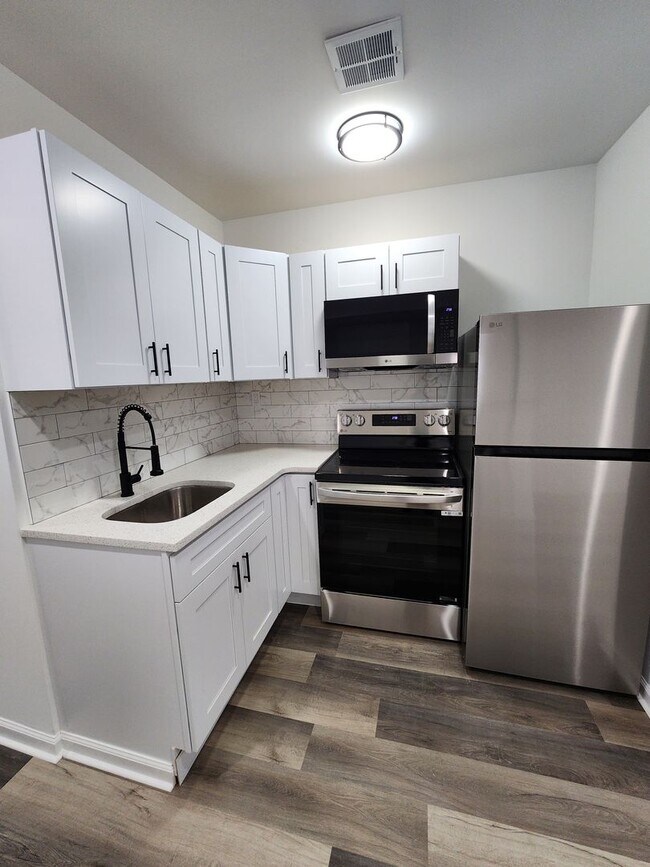 Primary Photo - 5012 W Stiles St