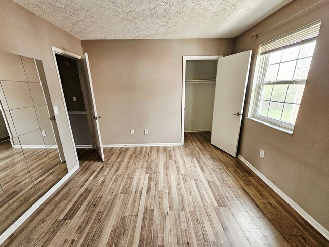 Building Photo - COMING SOON! 2BR Townhome in Clintonville near OSU – W/D, Parking, Pet Friendly