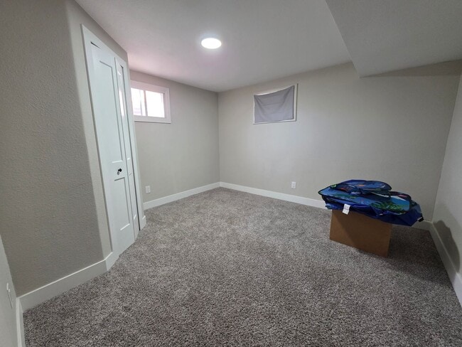 Building Photo - 5 Bed 2 bath Home near Fort Carson!!