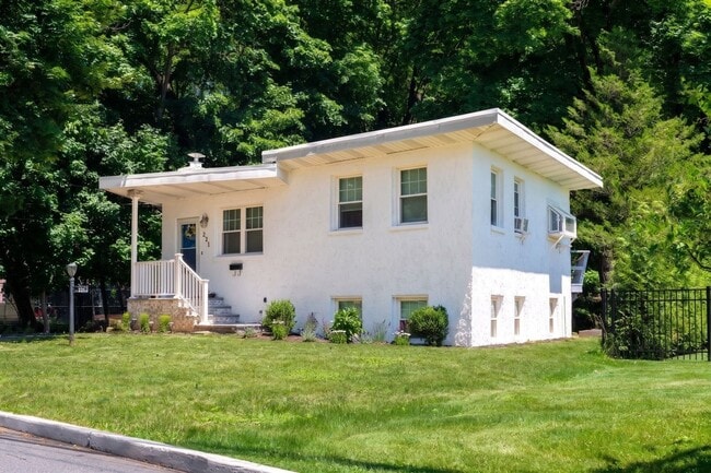 Building Photo - 221 Lakeview Dr