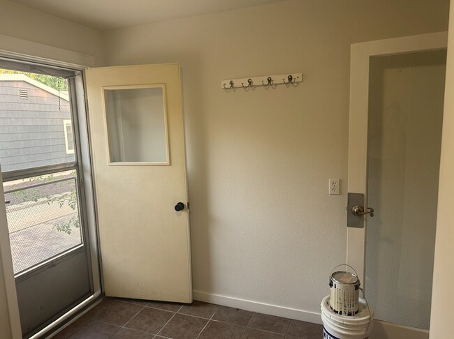 Building Photo - Beautifully Remodeled 2 Bed/1 Bath Single ...