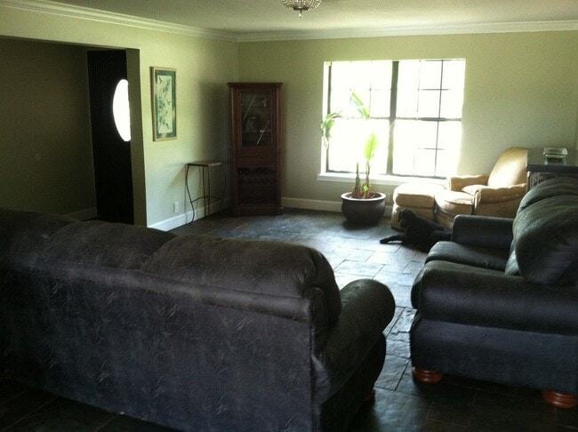 Building Photo - 3/2/2 Fenced yard, gunite pool and spa