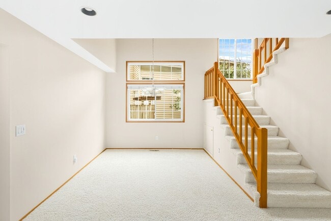 Building Photo - Beautiful and Bright 3 Bedroom Home in Klahanie