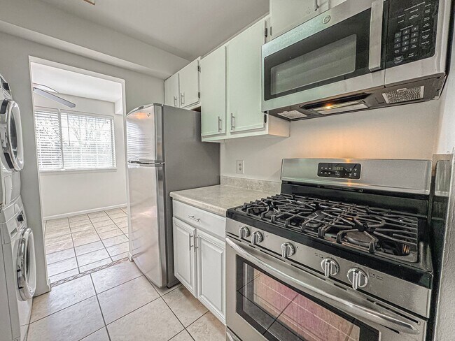 Building Photo - Sun-filled 1 Bed 1 Bath Condo In Scenic River Terrace - Water Included!