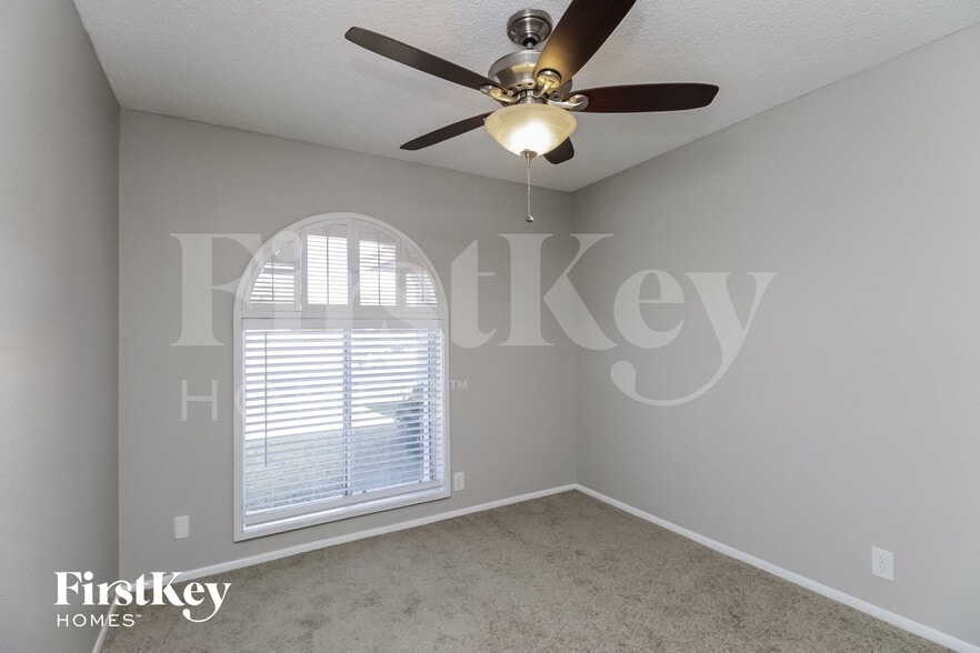 Building Photo - 2413 W Estrella Dr