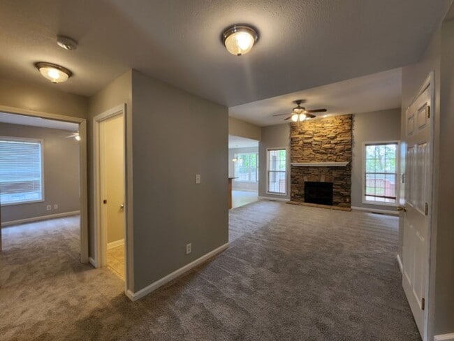 Building Photo - $1850 3 Beds 2.5 Bath + Bonus Room & Storm...