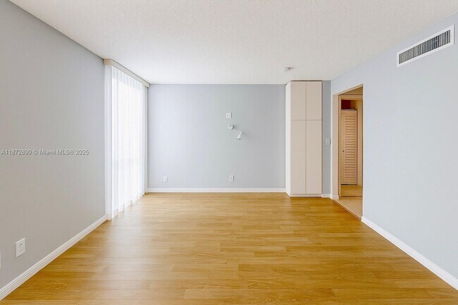 Building Photo - 3301 N Country Club Dr