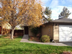 Building Photo - 2x2 duplex with a fenced yard, single-car ...
