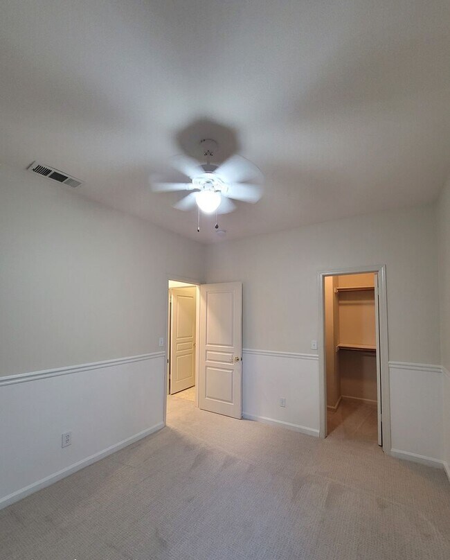 Building Photo - 1095 Crescent Dr