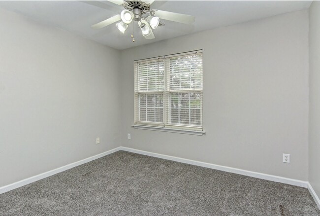 Building Photo - End-Unit 3br/2.5bth Townhome in Villages o...