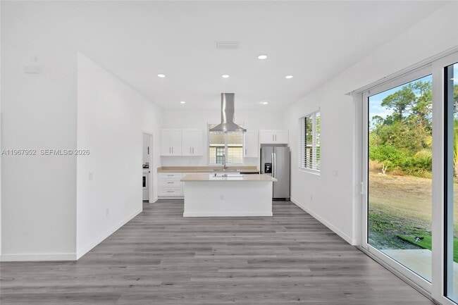 Building Photo - 719 Little Rock St E