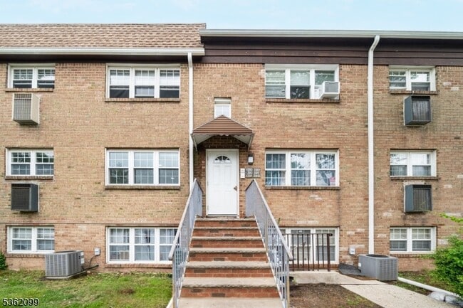 Building Photo - 392 College Dr