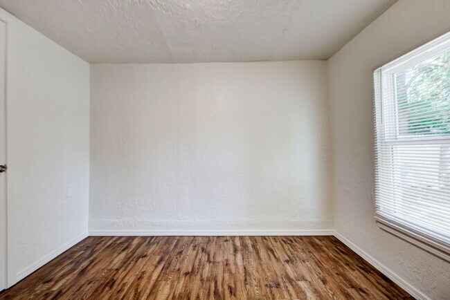 Building Photo - 204 S Stewart Ave