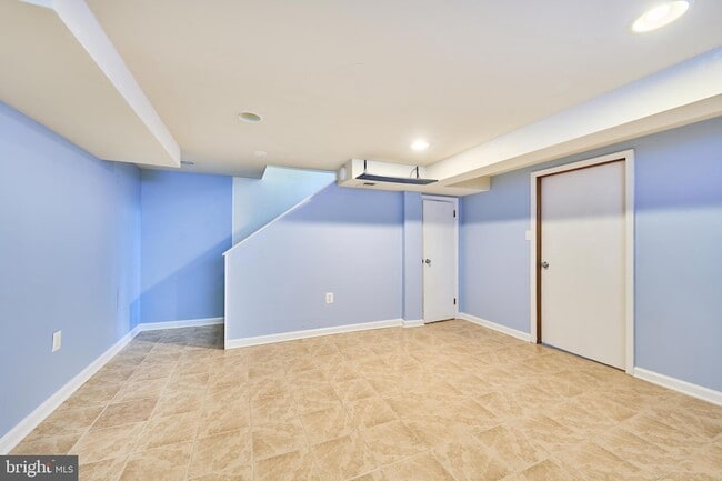 Building Photo - 2319 Riverview Terrace