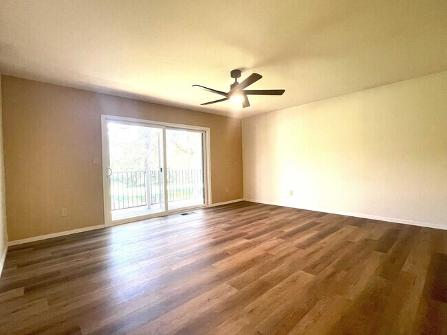 Building Photo - 3/2 plus a large bonus room-Home on golf c...