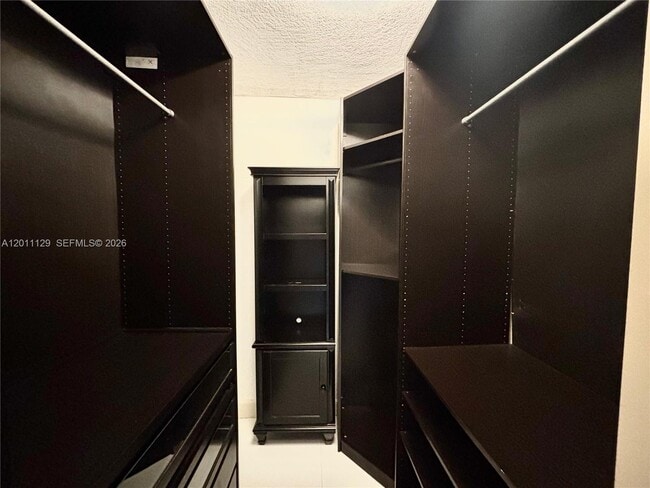 Building Photo - 999 Brickell Bay Dr