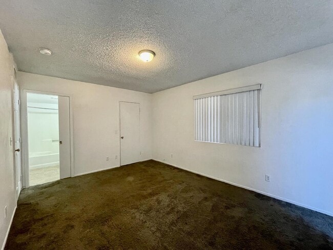 Building Photo - Large yard, 2 bed 1 bath home