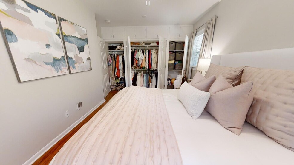 Building Photo - AVAILABLE NOW- Short distance to Downtown ...