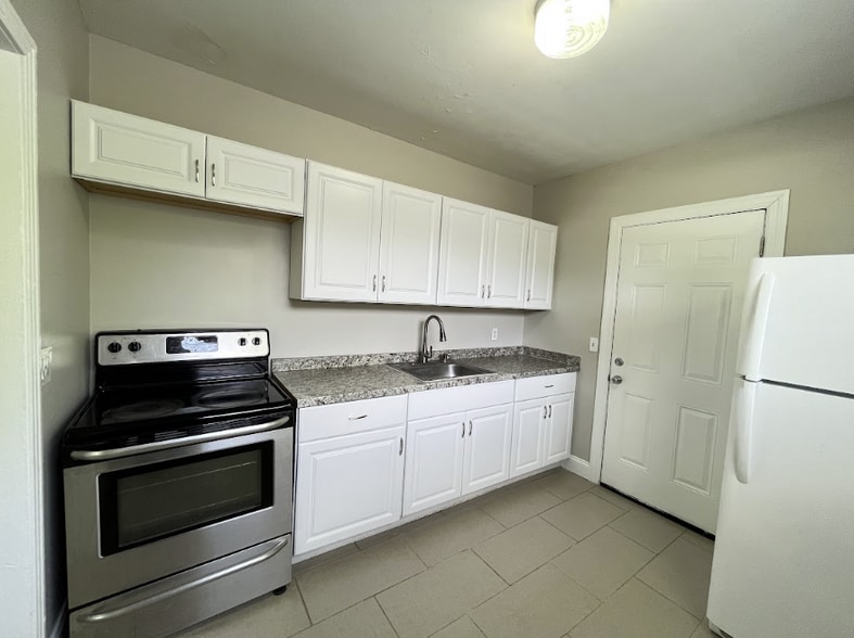 Building Photo - 1635 Brookview Dr S