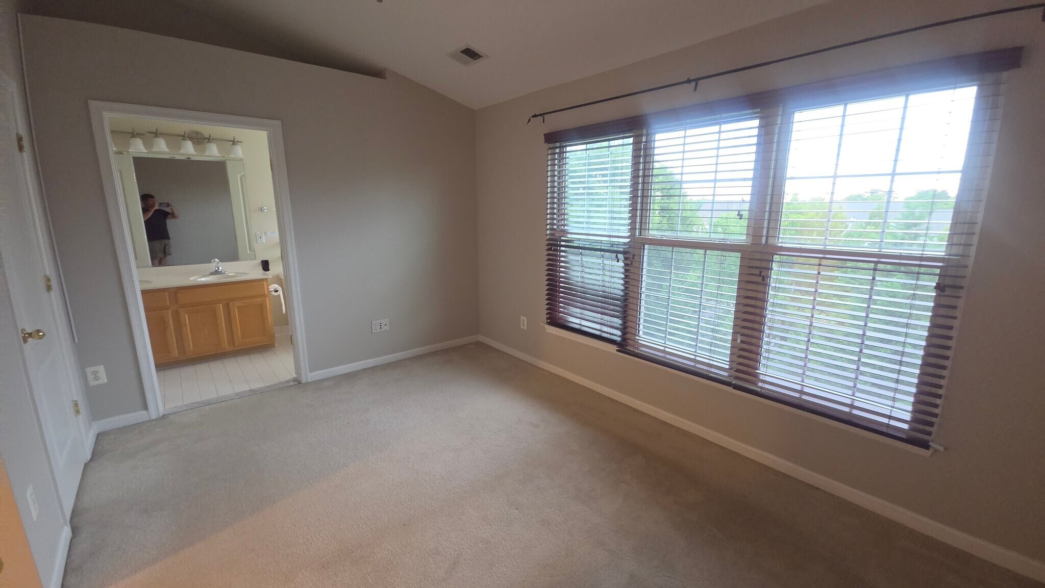 Building Photo - 13030 Park Crescent Cir