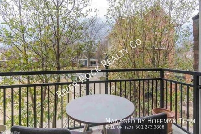 Building Photo - 442 Maple St