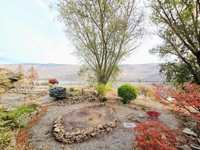 Building Photo - Gorgeous 4 Bed, 3 Bath Home w/ STUNNING RIVER FRONT VIEWS!!