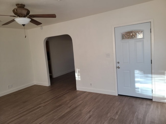 Building Photo - Darling Unit For Rent in Bakersfield